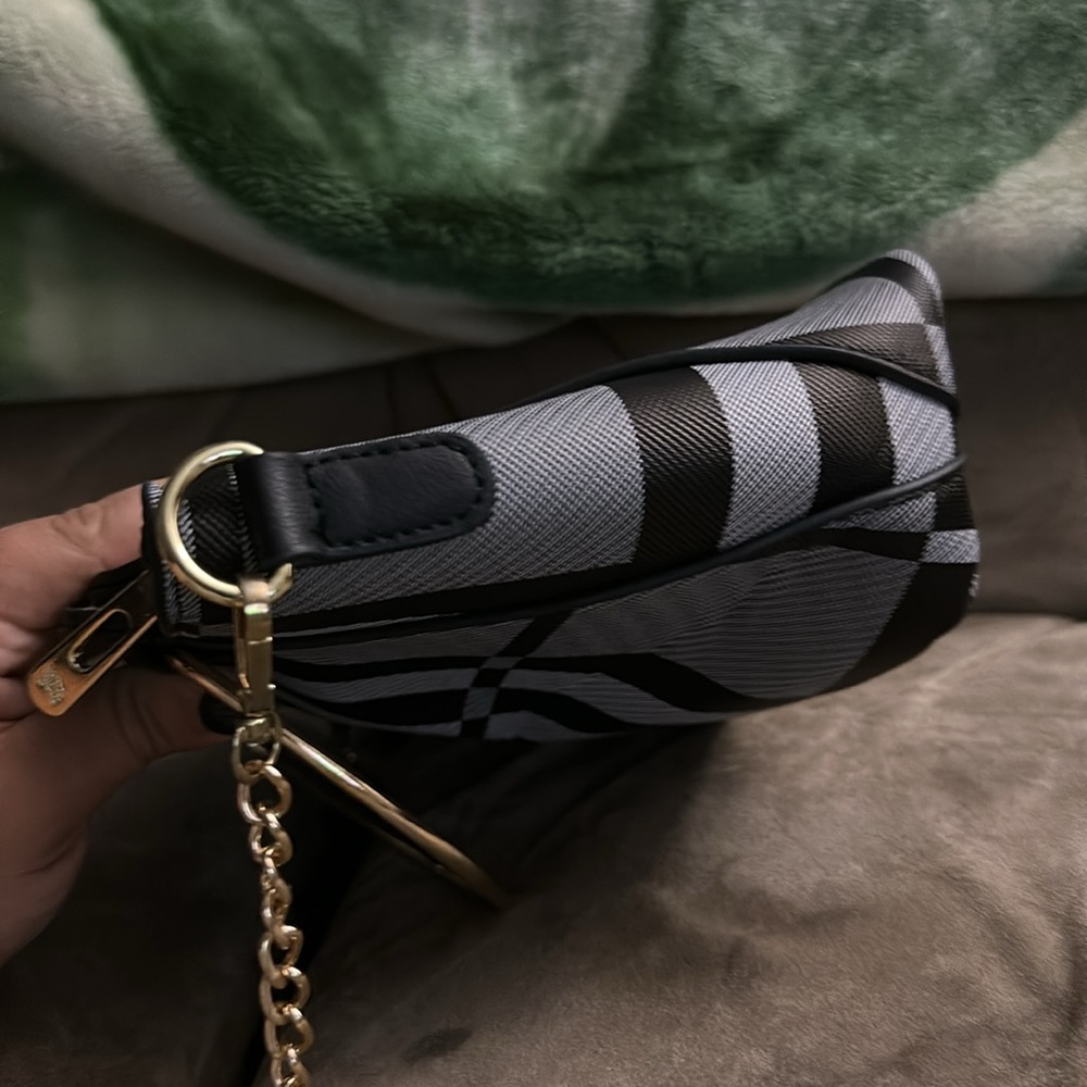 Burberry Purse - Picture 9 of 14